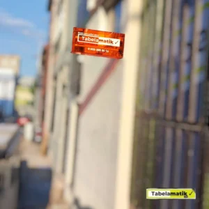 Transparentes, farbiges Acrylschild – Klares und minimalistisches LED-beleuchtetes Schild