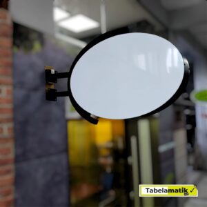 Plus freistehendes beleuchtetes elliptisches Schild