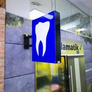 yönetmeliğe uygun mavi diş tabelası