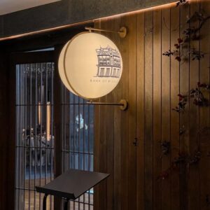 Retro pyöreä kyltti luksustiloihin - mittatilaustyönä suunniteltu sivuprojektiokyltti valaistuksella