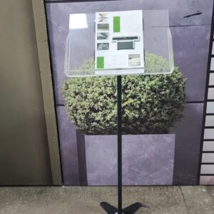 Vapaasti seisova esiteteline