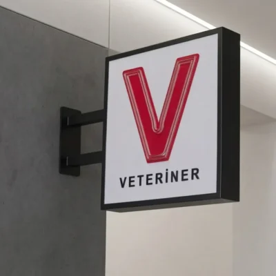 Işıklı Veteriner Tabelası – Yönetmeliğe Uygun Kırmızı V Harfli Parlak Neon ledli